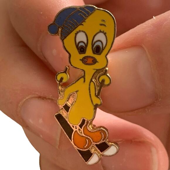 Vintage Warner Brothers Tweety Bird Skiing Enamel Pin Winter Christmas - Picture 2 of 8